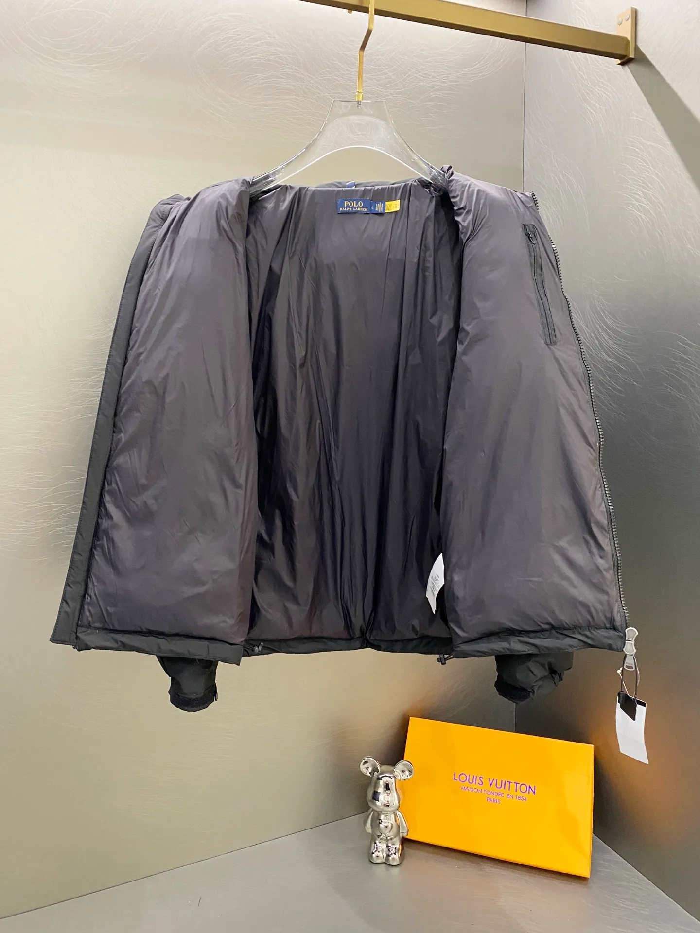 P700 Ralph Lauren/Ralph Lauren classic style winter new bright leather black down jacket jacket with removable hood extra thick plus velvet down jacket windproof and waterproof couple model [top version sold with anti-counterfeiting buckle] Purchase the original mold to create a full set of customized accessories Details determine success or failure 1. Imported barudan/Behringer embroidery machine customized 10,000-needle electric embroidery uses imported No. 7 needle imported embroidery thread to ensure that each word is full, three-dimensional and clear. It can be called the most expensive embroidery logo 2. It is filled with national standard 80 white duck down and has better thermal insulation performance. It is light and not heavy and has good fluff recovery after compression. 3. The inner lining is made of nylon and has a double-layer sealing design that will not cause any velvet leakage. The adjustable hem with a built-in drawstring buckle can prevent wind and cold. Ralph Lauren comes from the United States and has a strong American flavor. There are two brands under the name of Ralph Lauren: Poloby Ralph Lauren and Ralph Lauren has created a sales field of high-quality fashion in the world, and continues to promote the reputation of designer Ralph Lauren and the glorious image of the Ralph Lauren brand. Accessories: Original tag, washed label + electroplated YK zipper logo, the same style for both men and women, a must-have winter style. Color: bright black, matte black, navy blue, size: M~XXL